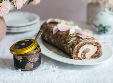 Roláda s kávovým krémom a lieskovcovým praline