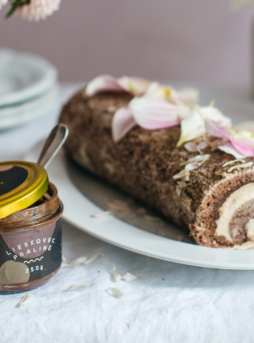 Roláda s kávovým krémom a lieskovcovým praline